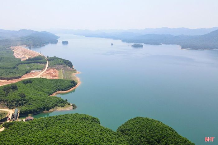 Với tinh thần thi đua yêu nước, quyết tâm cao, bằng chiến dịch “thần tốc”, đúng ngày 3/2/1977, nhân dịp kỷ niệm 47 năm Ngày thành lập Đảng Cộng sản Việt Nam, công trình được chính thức đưa vào sử dụng và đến năm 1979 công trình hoàn thành, vượt kế hoạch đề ra.