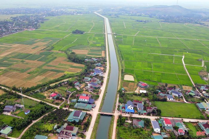 Hồ Kẻ Gỗ ở xã Cẩm Duệ, từ lâu được biết tới là công trình đại thủy nông với dung tích 345 triệu m3 nước, lớn thứ 2 ở Hà Tĩnh - sau hồ Ngàn Trươi (xã Vũ Quang) có dung tích 775 triệu m3 nước. Hồ Kẻ Gỗ vừa cắt lũ cho vùng hạ du vào mùa mưa bão, vừa phục vụ tưới tiêu cho 19.500 ha đất sản xuất nông nghiệp. 