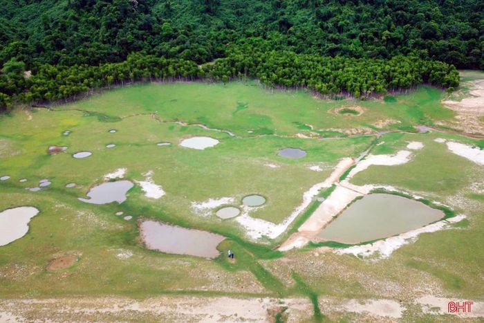  Tháng 9/1972, lực lượng quốc phòng đã chọn một đoạn đường 22 tại vùng Đá Bạc (khu vực lòng hồ Kẻ Gỗ hiện tại) để xây dựng công trình quốc phòng 723 - sân bay dã chiến Libi - tên đặt theo một khe suối ở làng Đá Bạc, xã Cẩm Mỹ cũ, nay là xã Cẩm Duệ. 