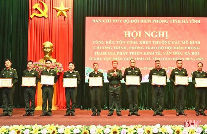 ...và 10 cá nhân có thành tích xuất sắc trong thực hiện các mô hình, chương trình, phong trào giai đoạn 2015–2025.