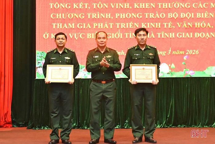 Dịp này, Ban Chỉ huy BĐBP tỉnh đã tặng giấy khen cho 2 tập thể