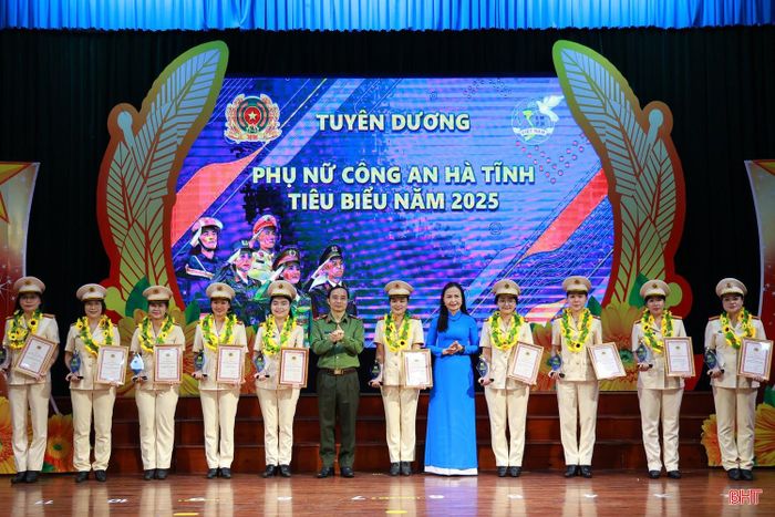 Các đồng chí: Thiếu tướng Nguyễn Xuân Thao – Giám đốc Công an tỉnh; Nguyễn Thị Lệ Hà - Phó Chủ tịch MTTQ tỉnh, Chủ tịch Hội LHPN tỉnh trao chứng nhận tuyên dương 10 gương phụ nữ tiêu biểu.