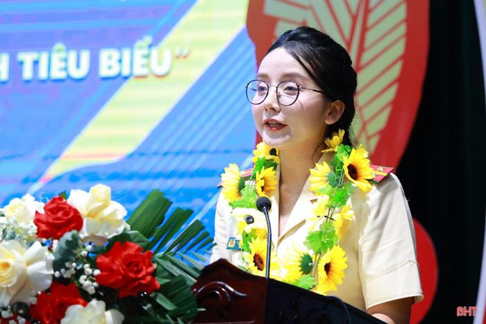 Thượng úy Cao Thị Việt Anh (cán bộ Văn phòng Cơ quan cảnh sát điều tra Công an tỉnh) phát biểu tại buổi lễ.