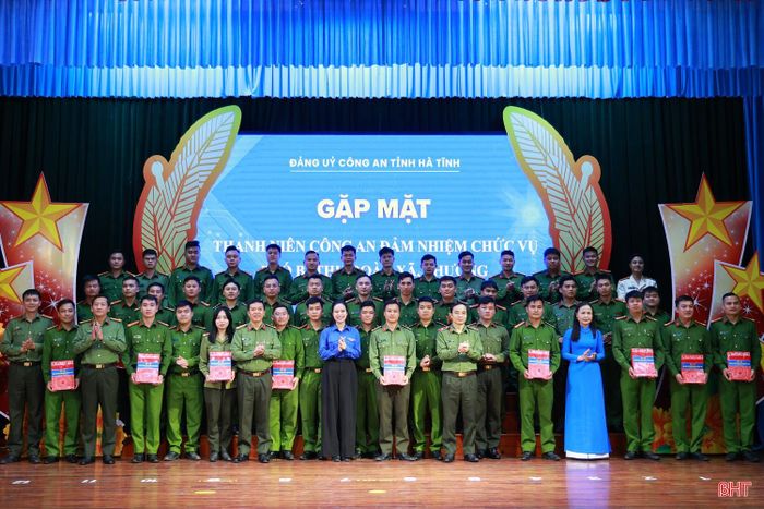 Tặng quà cho các đại diện thanh niên công an giữ chức vụ phó bí thư chi đoàn cấp xã.