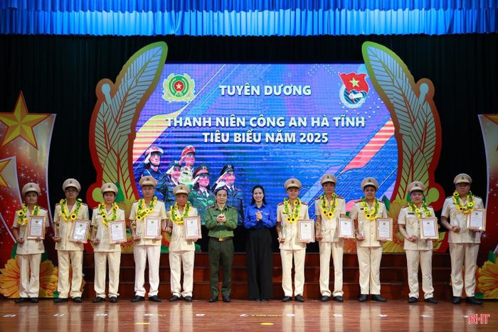 Các đồng chí: Thiếu tướng Nguyễn Xuân Thao – Giám đốc Công an tỉnh; Nguyễn Ny Hương - Phó Chủ tịch MTTQ tỉnh, Bí thư Tỉnh đoàn trao chứng nhận tuyên dương 10 gương thanh niên tiêu biểu.