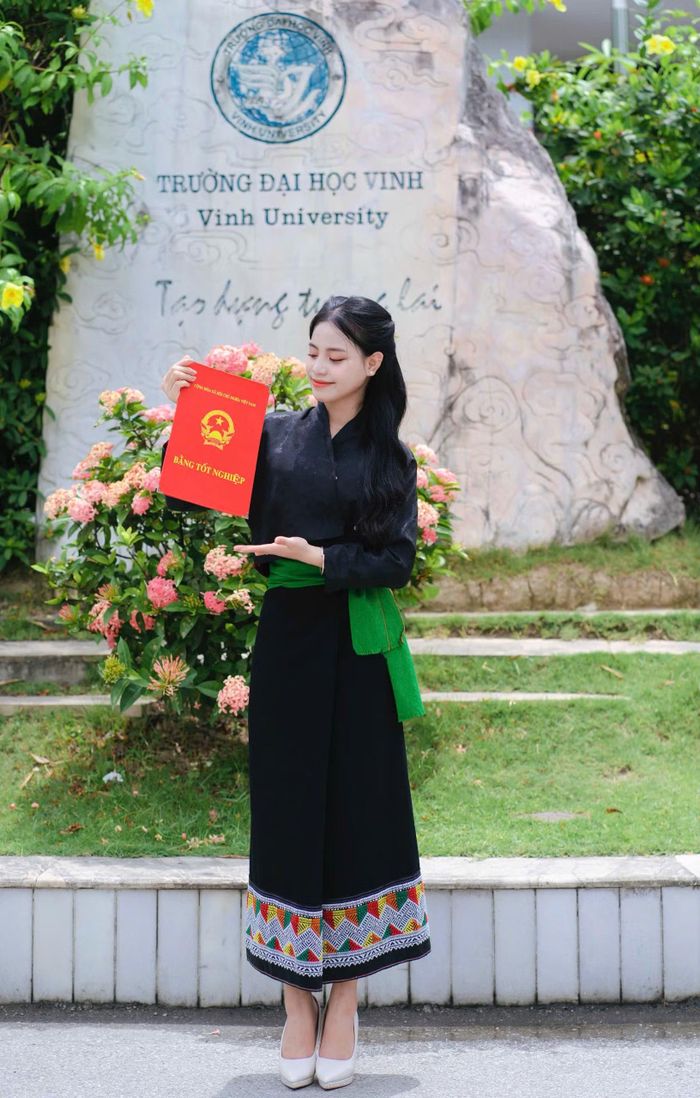  Tấm bằng đại học mở ra cánh cửa tri thức với Lo Thị Bảo Vy. Ảnh: NVCC. 
