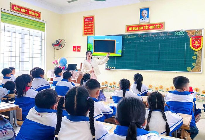 Cô giáo người Ơ Đu đứng lớp. Ảnh: NVCC.