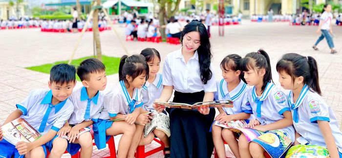 Bảo Vy và các học trò. Ảnh: NVCC.