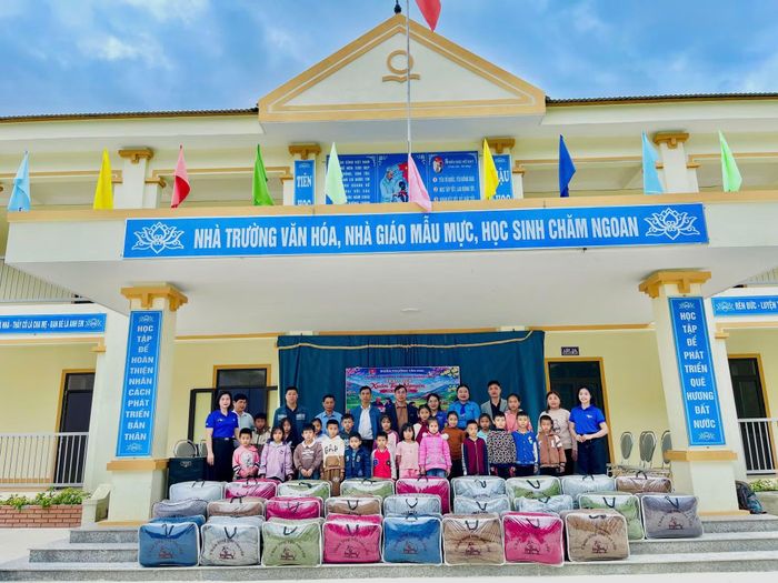 Bảo Vy cùng đồng nghiệp trao quà tình nguyện cho tại xã Nga My. Ảnh: NVCC.