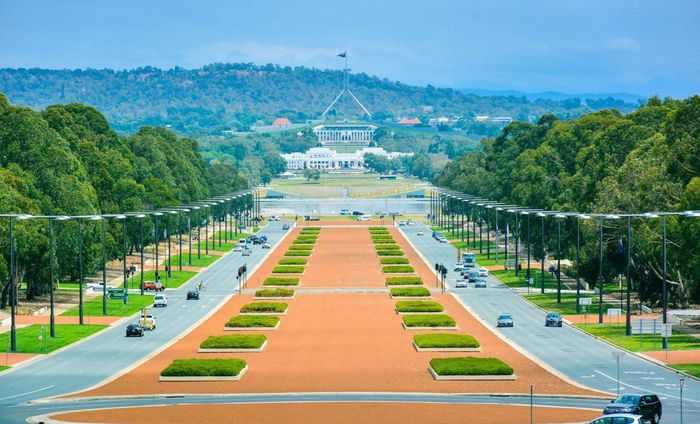 Canberra, Thủ đô của nước Úc, được quy hoạch với không gian mở, khu hành chính trung tâm và các vùng xanh bao quanh.