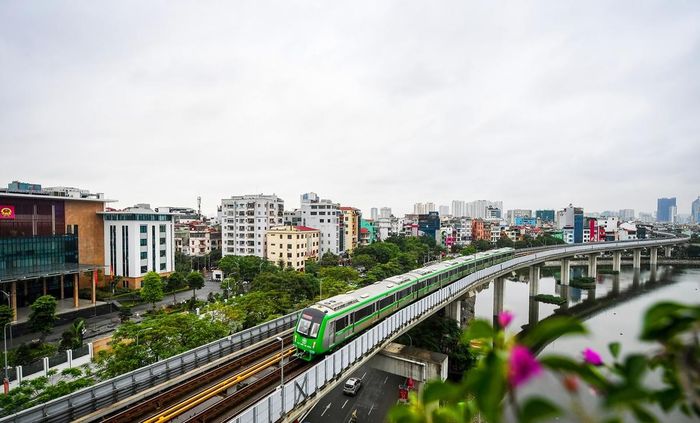 Hà Nội đã và đang có nhiều nỗ lực trong việc phát triển, đồng bộ hệ thống hạ tầng giao thông đô thị. Ảnh: QĐND.