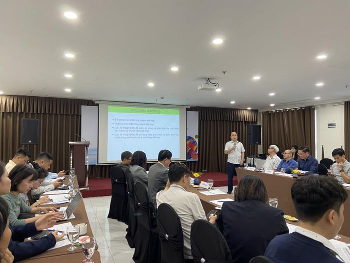 Các chuyên gia chia sẻ tại hội thảo.