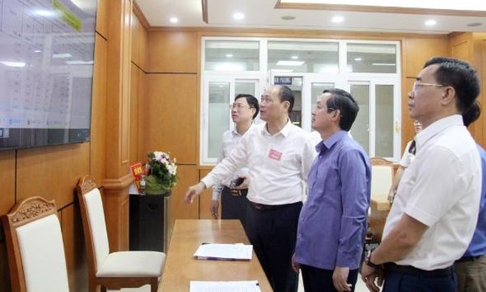 Đồng chí Phạm Hoàng Sơn, Phó Bí thư Tỉnh ủy, Chủ tịch UBND tỉnh, Phó Trưởng Ban Chỉ đạo Bầu cử tỉnh, Chủ tịch Ủy ban Bầu cử tỉnh theo dõi tiến độ bầu cử.