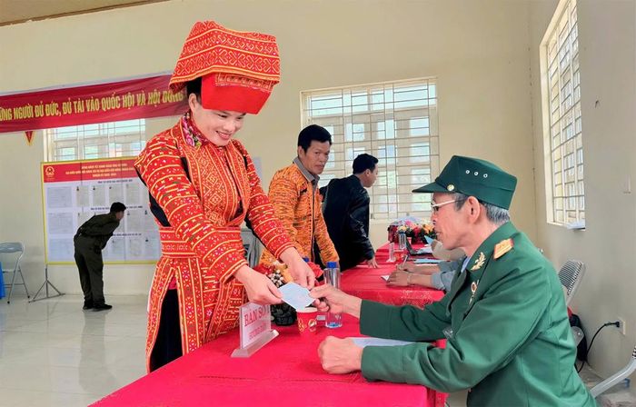 Đồng bào dân tộc thiểu số đi bầu cử. Ảnh: Sỹ Quyết.