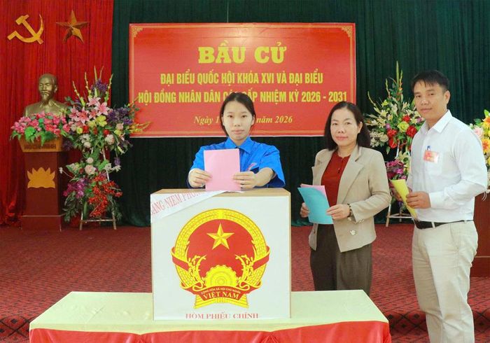 Cử tri Hà Minh Tâm (sinh năm 2007), thôn Thượng 2, xã Sơn Động lần đầu bầu cử.