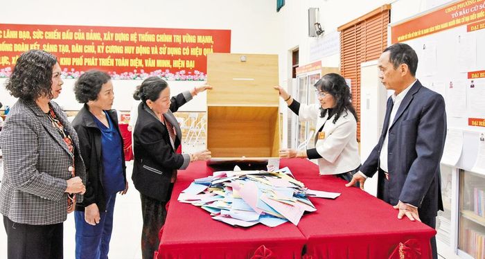  Tổ kiểm phiếu tại Tổ bầu cử số 13, tổ dân phố Tiền An 2, phường Kinh Bắc mở hòm phiếu. Ảnh: Huyền Thương. 