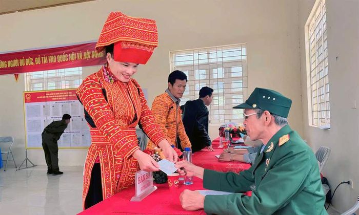 Cử tri thôn Nà Trắng, xã An Lạc đi bầu cử.