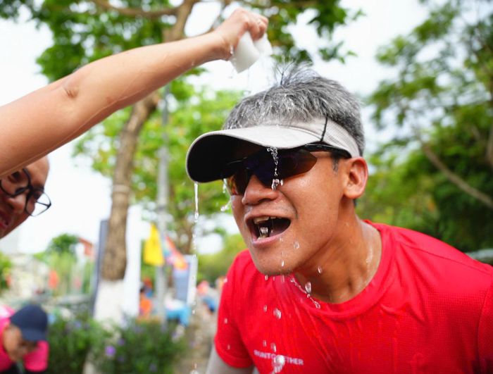 Vận động viên được tiếp sức liên tục xuyên suốt chặng đường thi đấu.