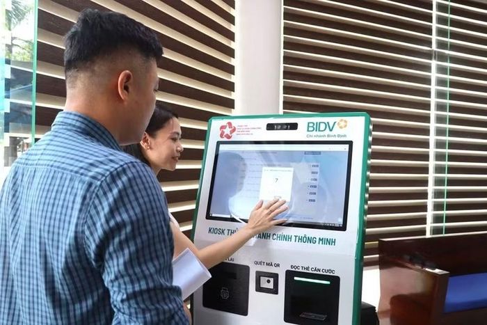 Nhân viên hướng dẫn người dân lấy số thứ tự đến quầy giao dịch tại Trung tâm phục vụ hành chính công tỉnh Gia Lai. Ảnh minh họa