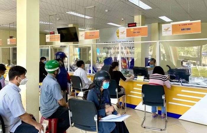 Người dân đến làm thủ tục, chủ yếu liên quan đến hộ tịch, đất đai, xây dựng. Ảnh minh họa