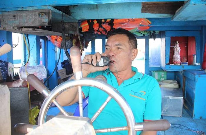 Ông Nguyễn Tấn Toàn, thuyền trưởng tàu cá BĐ-91173-TS (phường Quy Nhơn), đã triển khai nhật ký khai thác điện tử từ đầu năm 2026. Ảnh: Trọng Lợi