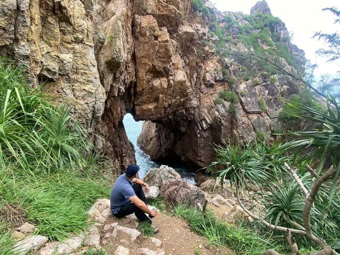 Di tích Mũi Vi Rồng - Núi Tân Phụng, thôn Tân Phụng 2, xã Phù Mỹ Đông.