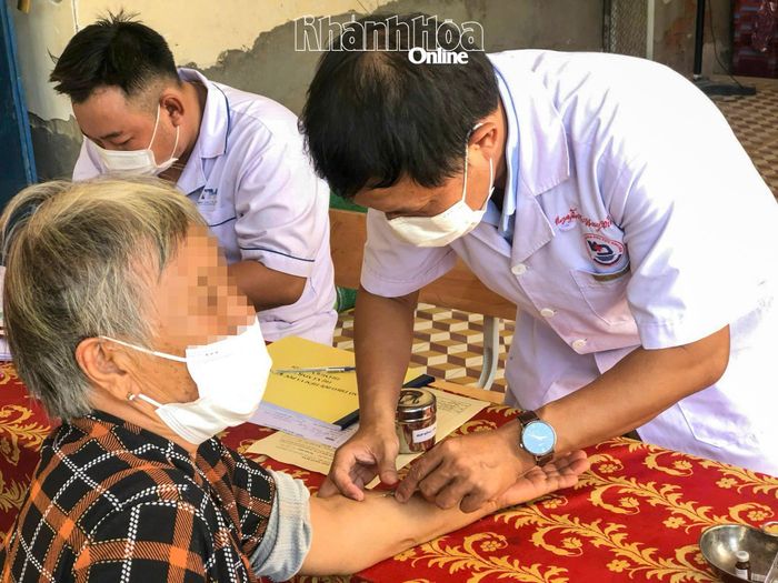 Cán bộ y tế khám sàng lọc lao tại cộng đồng cho người dân khu vực Ninh Hòa. 