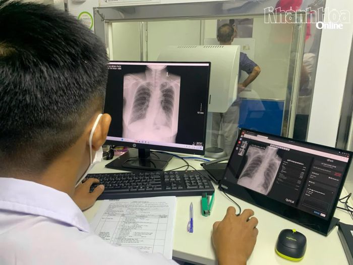 Chụp X-quang di động tại cộng đồng tầm soát lao cho người dân khu vực Ninh Hòa.