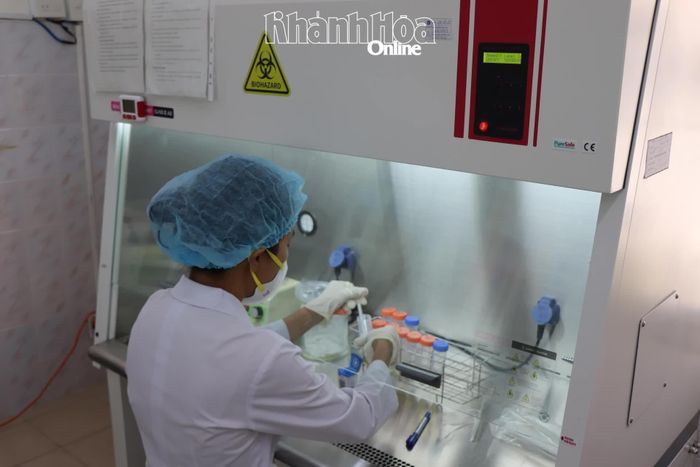 Cán bộ y tế Bệnh viện Phổi Khánh Hòa lấy mẫu thực hiện các xét nghiệm lao.