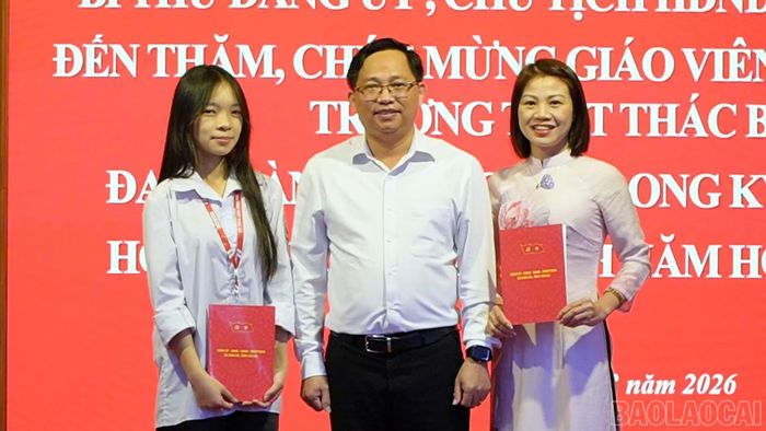 Ghi nhận đóng góp trong công tác bồi dưỡng học sinh giỏi, vừa qua Đảng ủy xã Thác Bà đã đến thăm và chúc mừng, tuyên dương cô giáo Phạm Thu Dung cùng học sinh đạt giải cao trong kỳ thi học sinh giỏi cấp tỉnh.