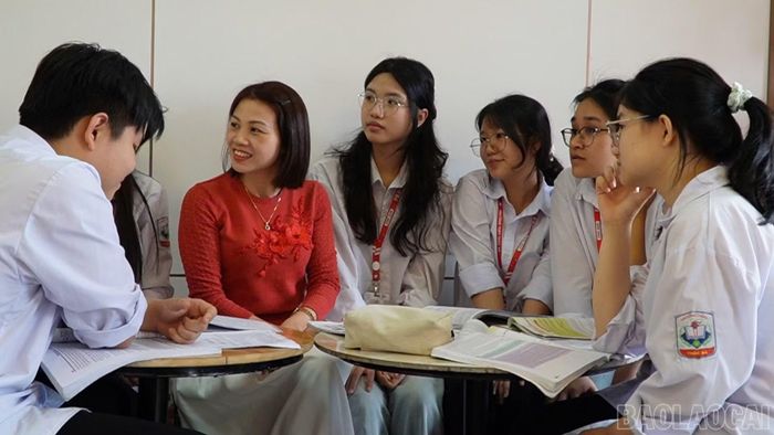 Cô Phạm Thu Dung luôn truyền cảm hứng cho đội tuyển thi học sinh giỏi của nhà trường.