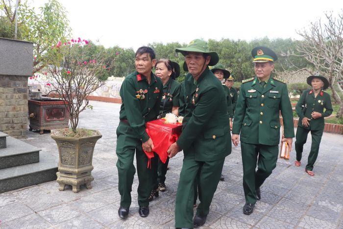 Hài cốt liệt sĩ Bùi Văn Thữa được đưa về quê hương theo nguyện vọng của gia đình - Ảnh: T.P