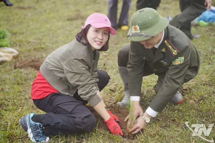 Đại biểu tham gia trồng cây.