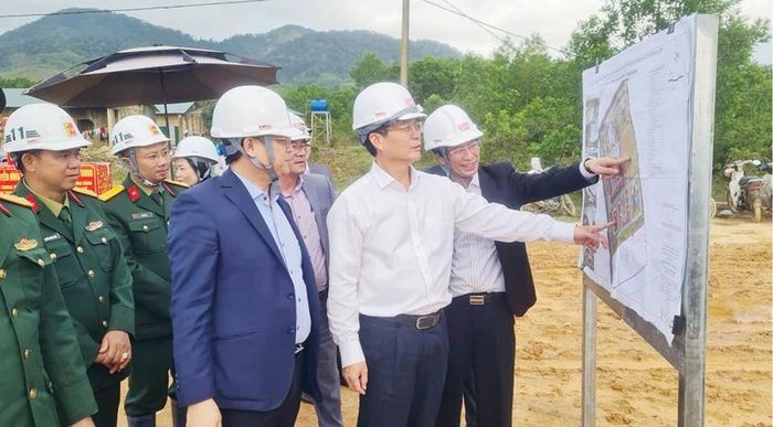UVTW Đảng, Bí thư Thành ủy Nguyễn Đình Trung (áo trắng) kiểm tra tiến độ các Trường liên cấp xã A Lưới 3, 4