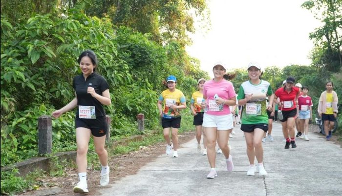 ...hơn 700 vận động viên đã tham gia với hai cự ly 5km và 17km.