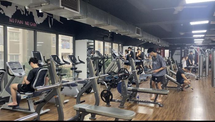 Tập với PT tại phòng gym có chi phí không phù hợp với nhiều người (Ảnh: Lệ Quyên)