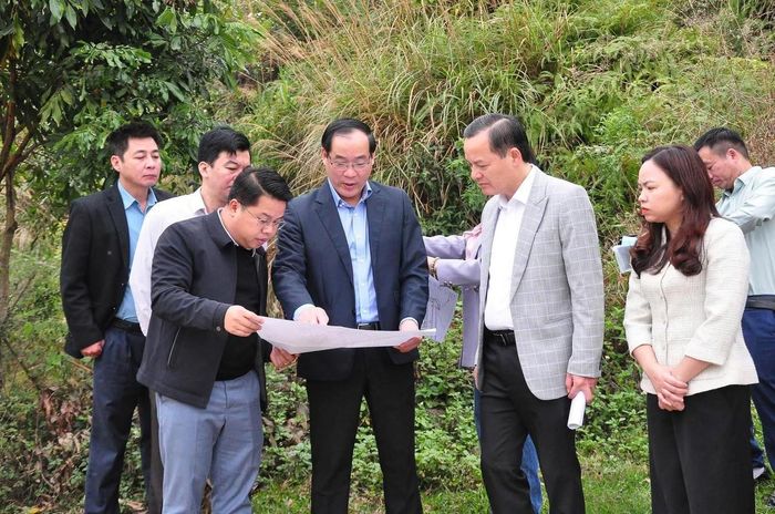 Ông Dương Xuân Huyên, Phó Chủ tịch UBND tỉnh Lạng Sơn khảo sát dự án du lịch tại phường Tam Thanh.