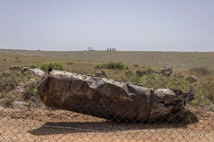  Một mảnh vỡ từ vụ đánh chặn tên lửa Iran gần Elad, Israel. Ảnh: New York Times. 