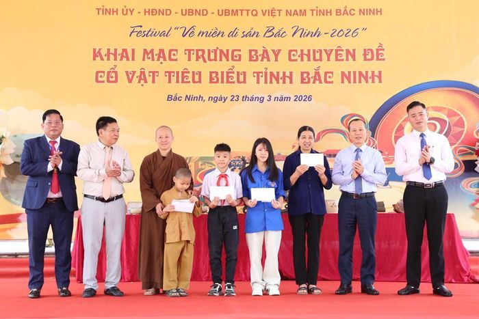 Trao quà của Hội Sưu tầm, nghiên cứu Cổ vật Kinh Bắc cho các tập thể, cá nhân