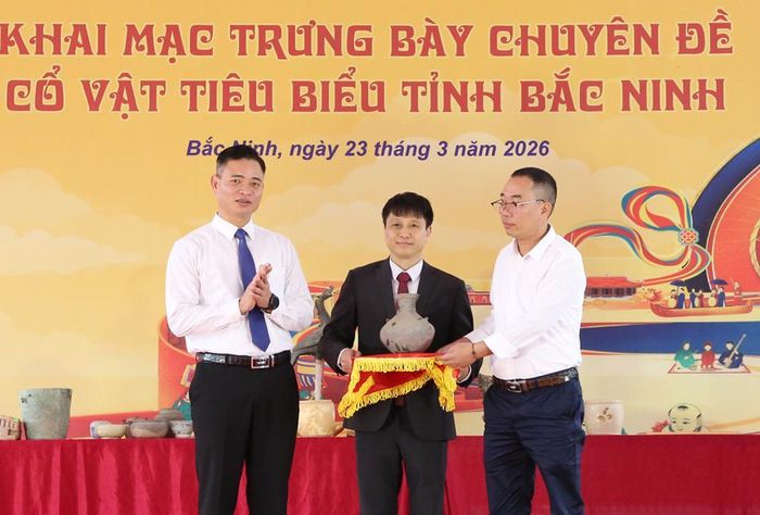 Phó Giám đốc Sở VHTTDL tỉnh Bắc Ninh Trương Quang Hải và Giám đốc Bảo tàng Bắc Ninh số 2 Nguyễn Hữu Mạo tiếp nhận hiện vật hiến tặng của nhà sưu tập