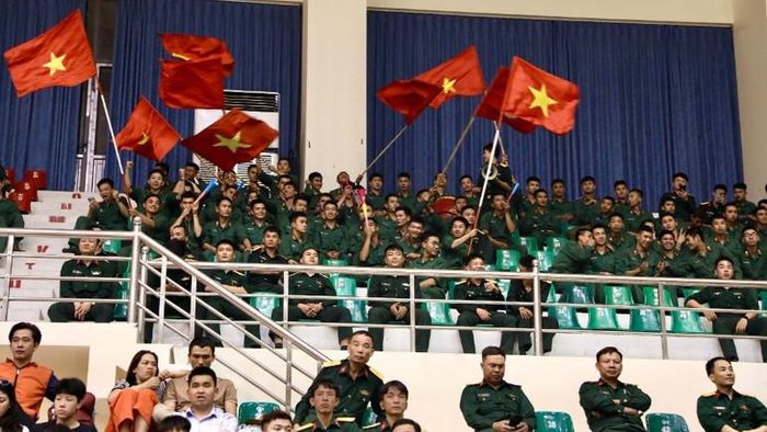 Đông đảo khán giả đến cổ vũ cho các đội ở trận chung kết.