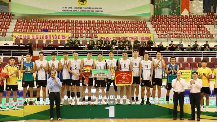 Ban tổ chức trao cup vô địch và tiền thưởng cho đội bóng chuyền nam vô địch Biên Phòng-MB.