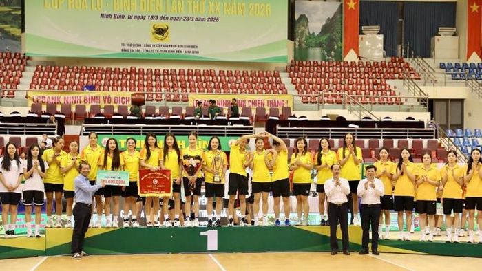 Đội bóng chuyền nữ VTV Bình Điền Long An nhận cup vô địch và tiền thưởng từ Ban tổ chức.