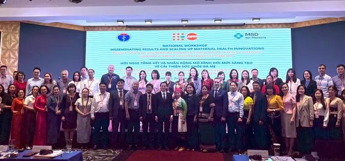 Các đại biểu chụp ảnh chung tại hội nghị.