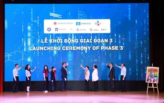 Các đại biểu nhấn nút khởi động giai đoạn 3 Dự án "Chúng tôi có thể". (Ảnh: KIỀU GIANG)