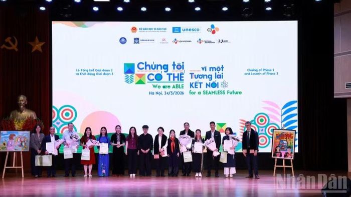 Đại diện UNESCO và Tập đoàn CJ tri ân các đối tác tham gia giai đoạn 2 của Dự án "Chúng tôi có thể". (Ảnh: KIỀU GIANG)
