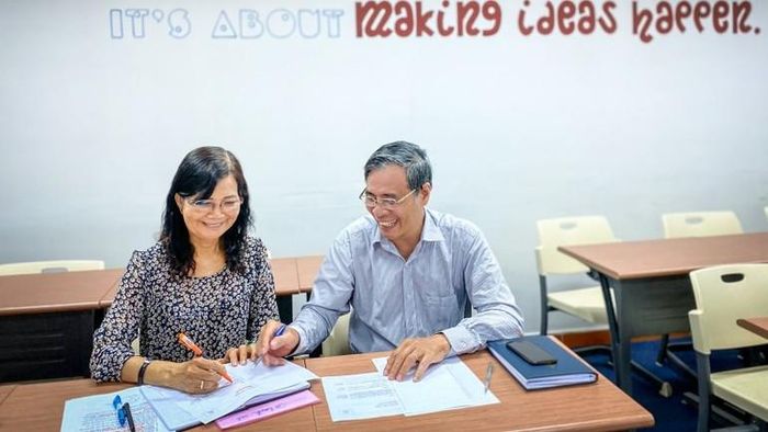 Giảng viên UEH trao đổi chuyên môn, nghiệp vụ.