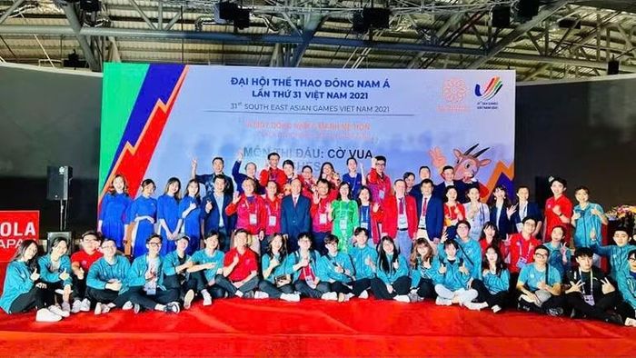 Các vận động viên và huấn luyện viên của Quảng Ninh chụp ảnh lưu niệm tại Đại hội thể thao Đông Nam Á lần thứ 31.