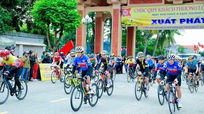 Các giải thể thao phong trào ngày càng thu hút các vận động viên chuyên và không chuyên tham gia.
