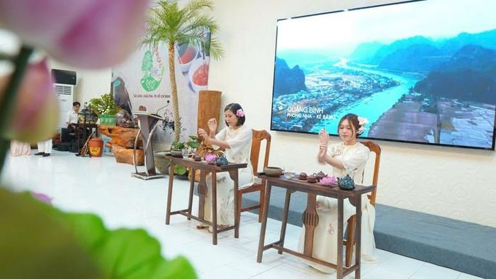 Trình diễn nghệ thuật pha trà tại chương trình.